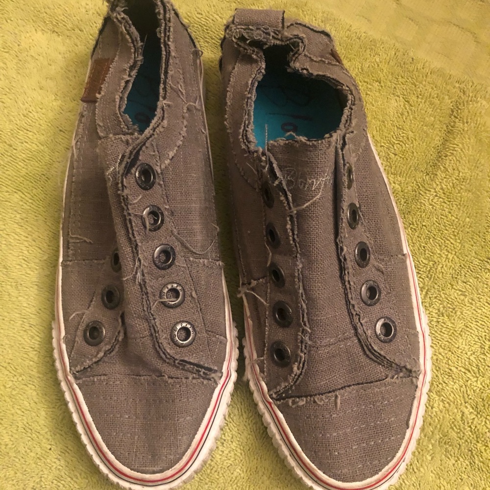 Tennis shoes